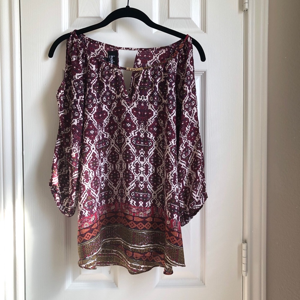Patterned blouse with shoulder cutouts